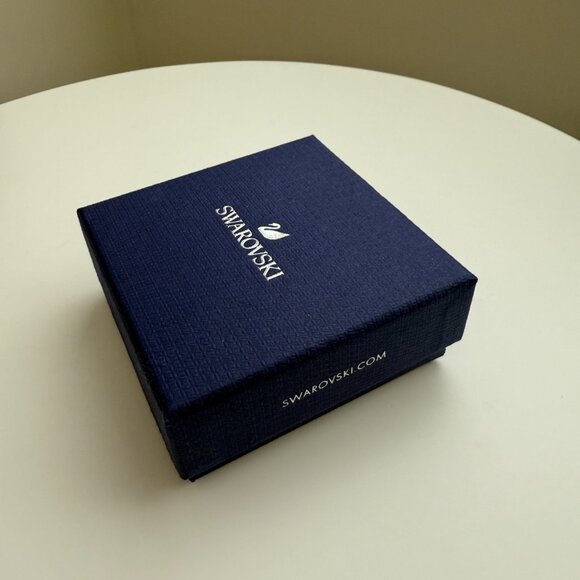 Swarovski Crystal Love Heart Pendant & Earrings Set (White Rhodium Plating) - Picture 9 of 11